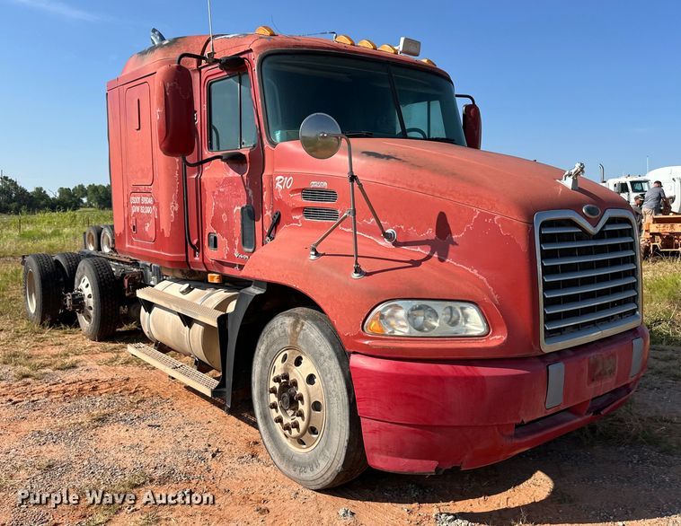 image for item OM9580 2000 Mack CX613 semi truck