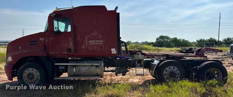 image for item OM9580 2000 Mack CX613 semi truck