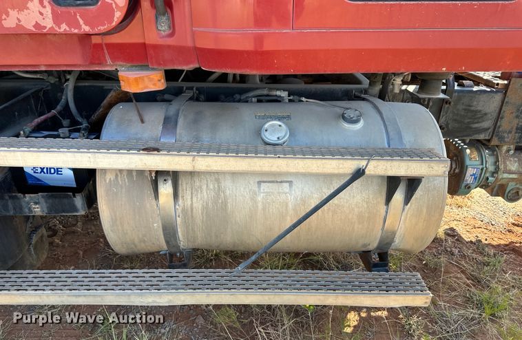 image for item OM9580 2000 Mack CX613 semi truck