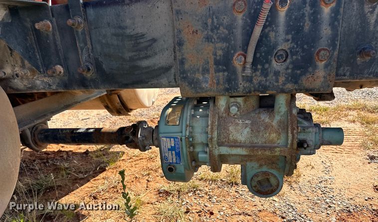 image for item OM9580 2000 Mack CX613 semi truck