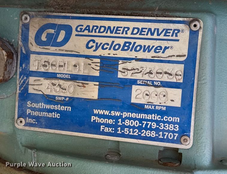 image for item OM9580 2000 Mack CX613 semi truck