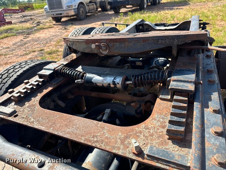 image for item OM9580 2000 Mack CX613 semi truck