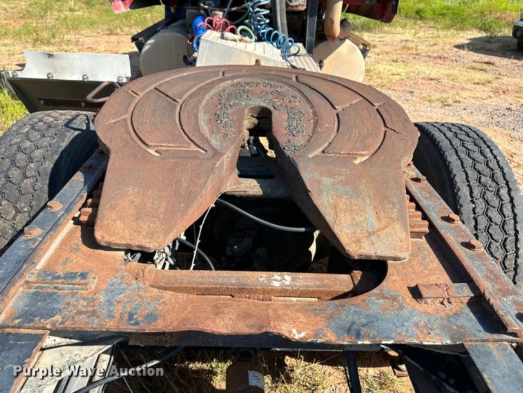 image for item OM9580 2000 Mack CX613 semi truck