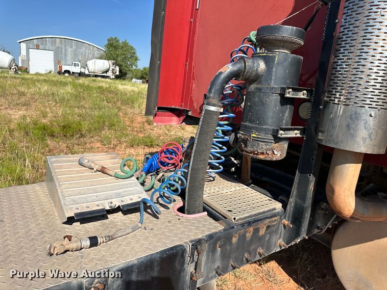 image for item OM9580 2000 Mack CX613 semi truck