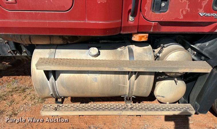 image for item OM9580 2000 Mack CX613 semi truck