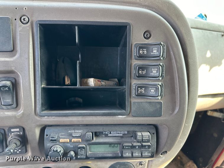 image for item OM9580 2000 Mack CX613 semi truck