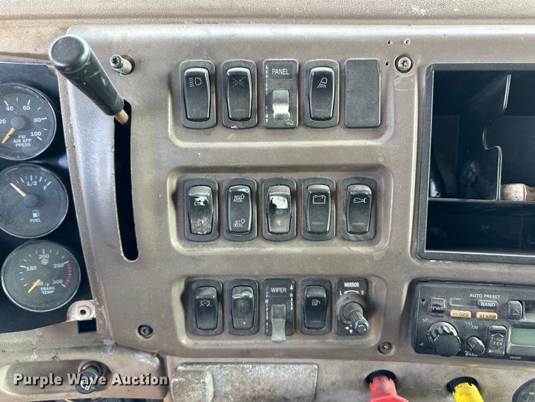 image for item OM9580 2000 Mack CX613 semi truck