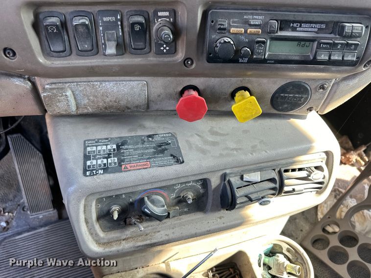 image for item OM9580 2000 Mack CX613 semi truck