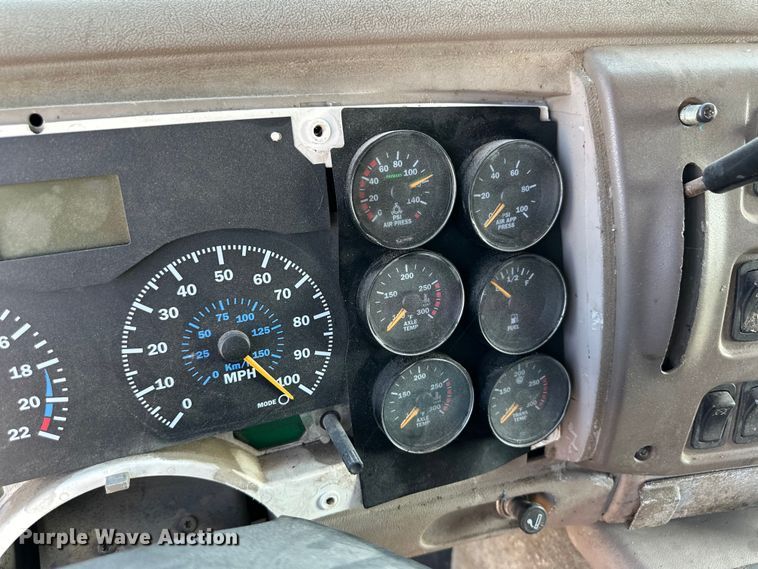 image for item OM9580 2000 Mack CX613 semi truck