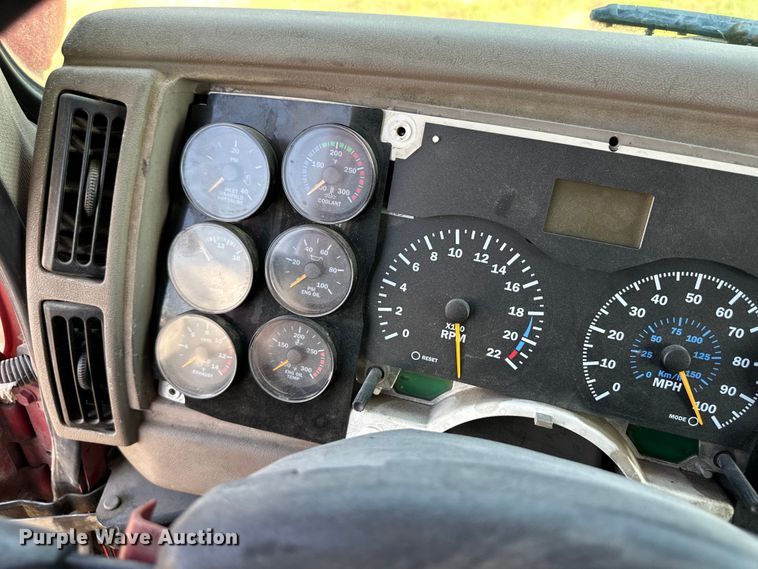 image for item OM9580 2000 Mack CX613 semi truck