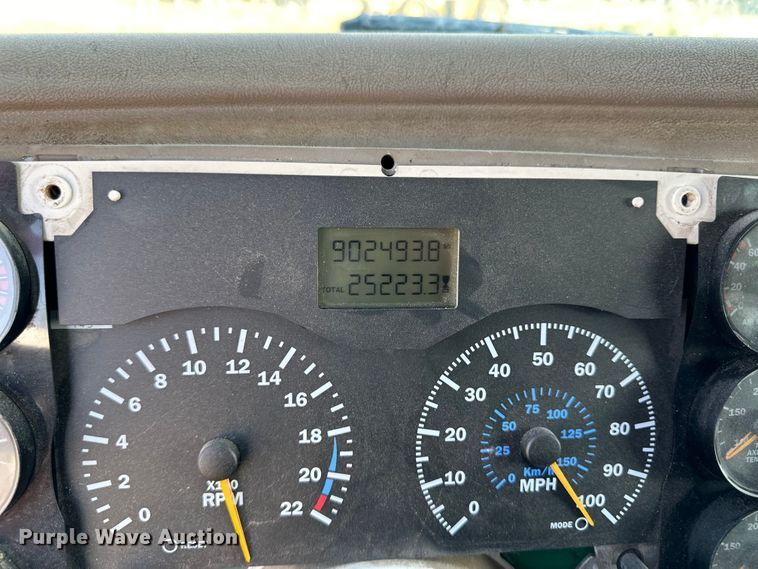 image for item OM9580 2000 Mack CX613 semi truck