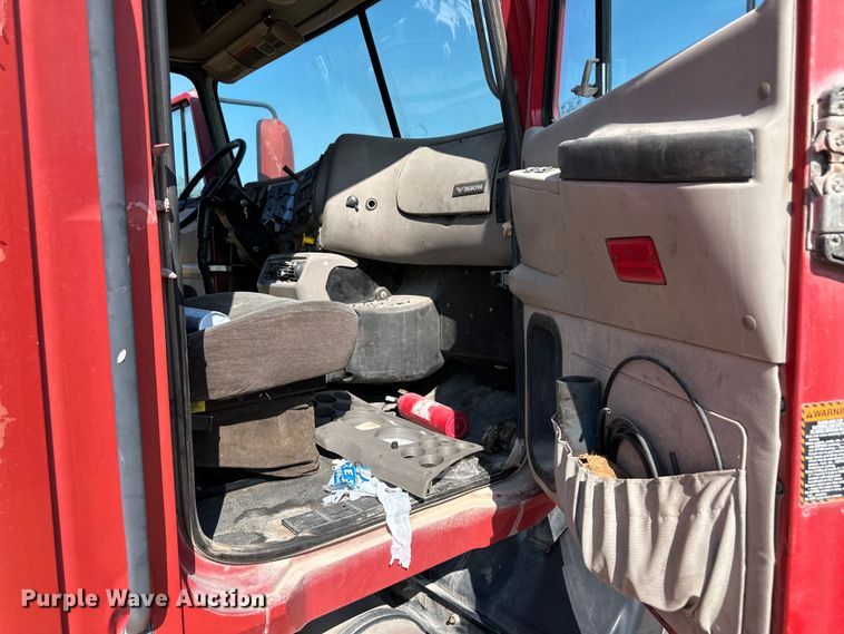 image for item OM9580 2000 Mack CX613 semi truck