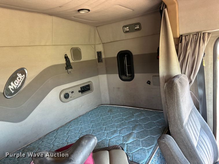 image for item OM9580 2000 Mack CX613 semi truck