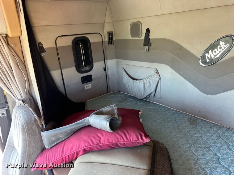 image for item OM9580 2000 Mack CX613 semi truck