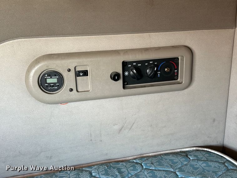 image for item OM9580 2000 Mack CX613 semi truck