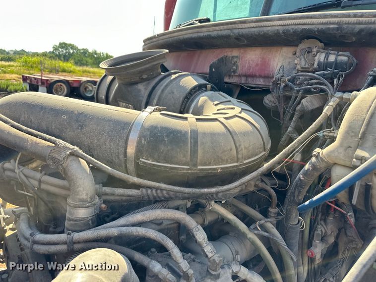 image for item OM9580 2000 Mack CX613 semi truck