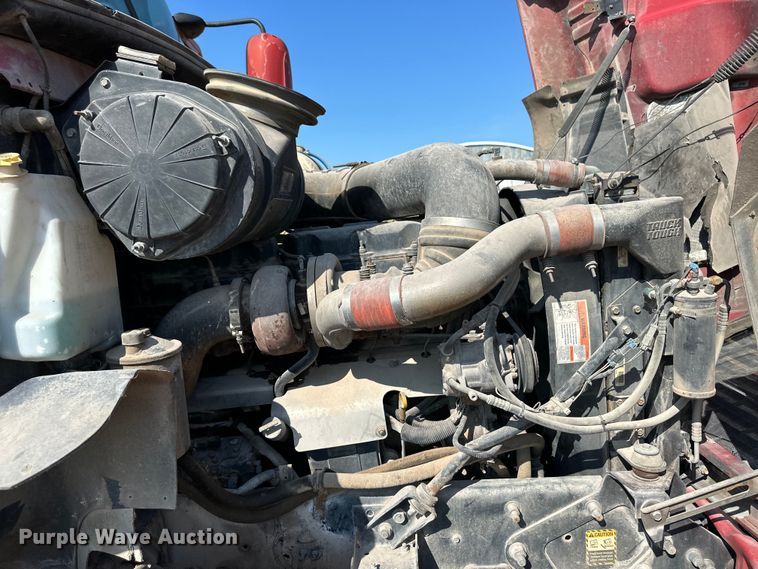 image for item OM9580 2000 Mack CX613 semi truck