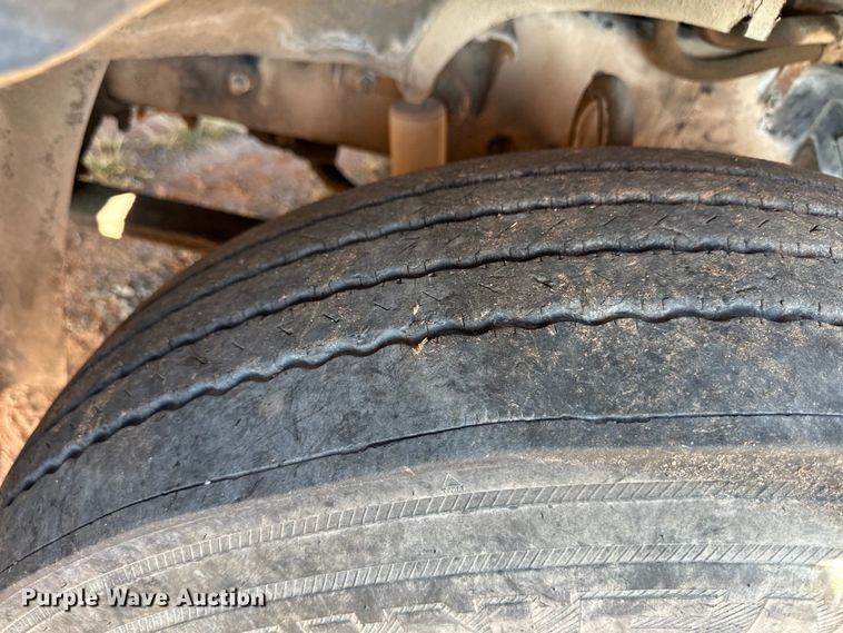 image for item OM9580 2000 Mack CX613 semi truck