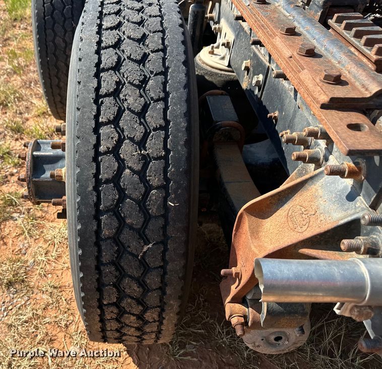 image for item OM9580 2000 Mack CX613 semi truck