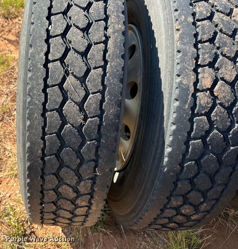 image for item OM9580 2000 Mack CX613 semi truck