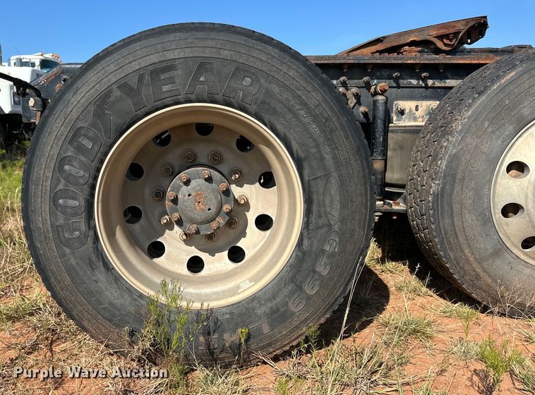 image for item OM9580 2000 Mack CX613 semi truck