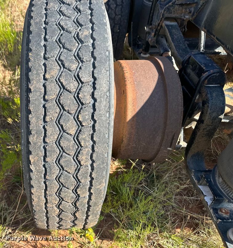 image for item OM9580 2000 Mack CX613 semi truck