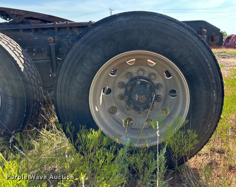 image for item OM9580 2000 Mack CX613 semi truck