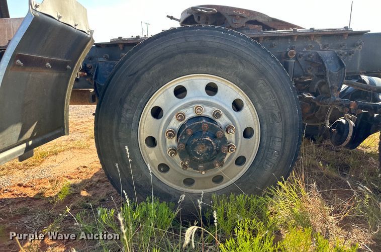 image for item OM9580 2000 Mack CX613 semi truck