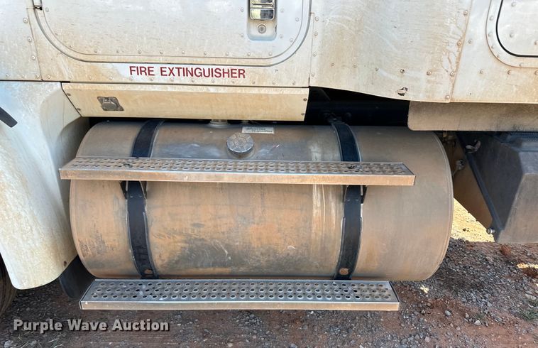 image for item OM9582 2007 International 9400i semi truck