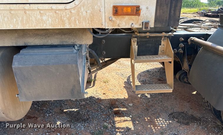 image for item OM9582 2007 International 9400i semi truck