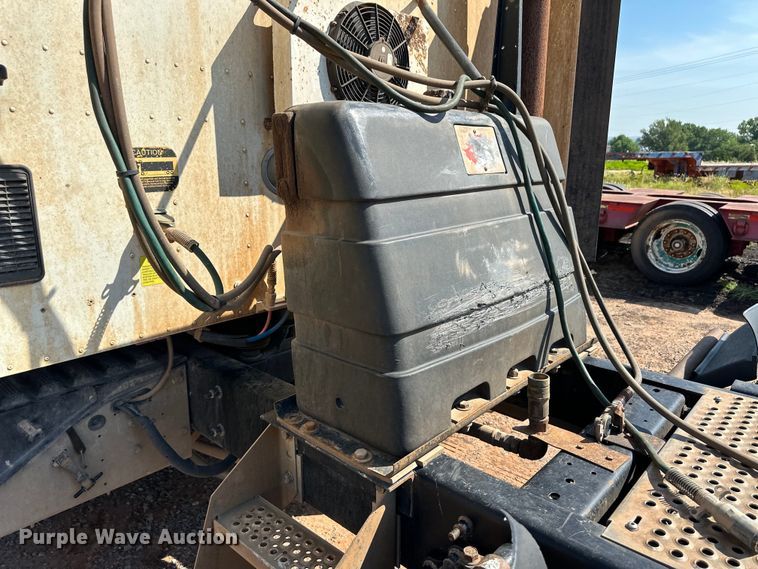 image for item OM9582 2007 International 9400i semi truck