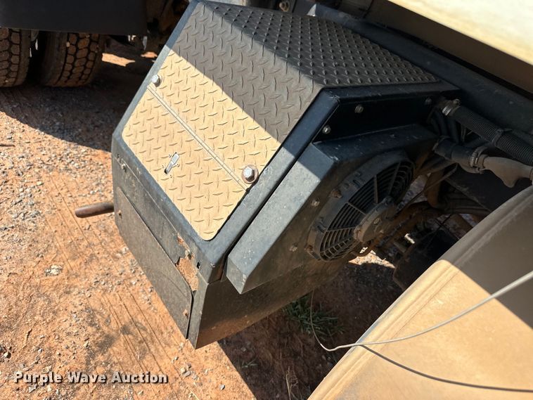 image for item OM9582 2007 International 9400i semi truck