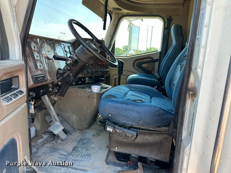 image for item OM9582 2007 International 9400i semi truck