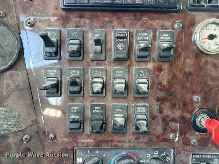 image for item OM9582 2007 International 9400i semi truck