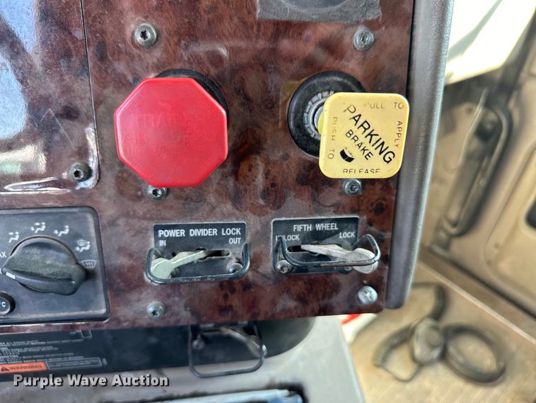 image for item OM9582 2007 International 9400i semi truck