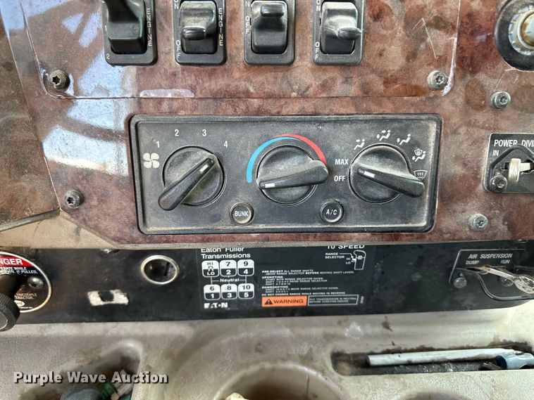 image for item OM9582 2007 International 9400i semi truck