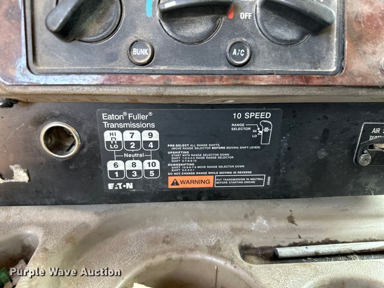 image for item OM9582 2007 International 9400i semi truck