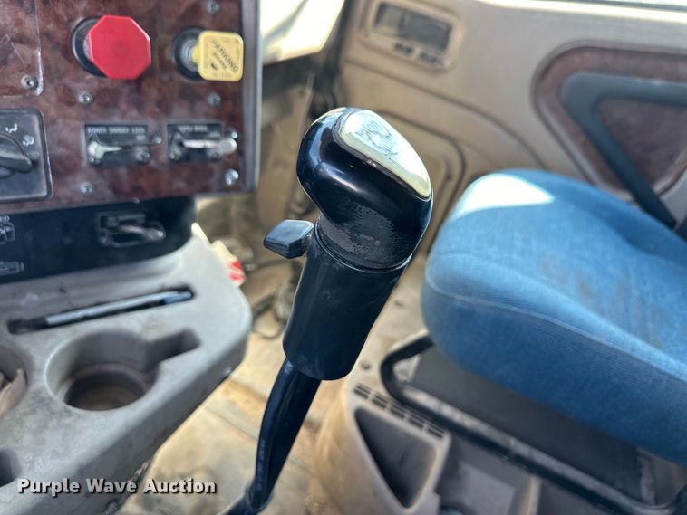 image for item OM9582 2007 International 9400i semi truck