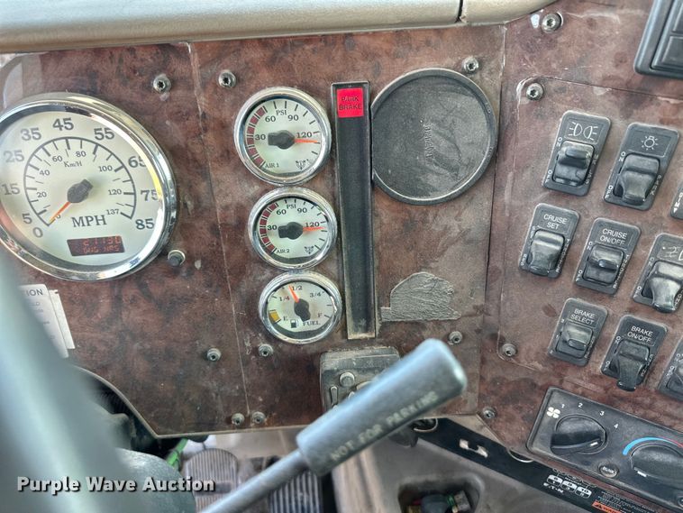 image for item OM9582 2007 International 9400i semi truck