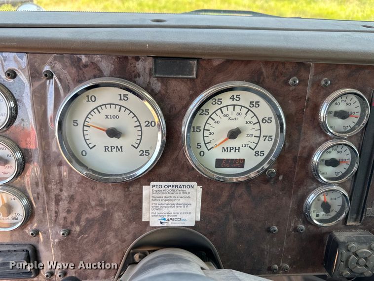 image for item OM9582 2007 International 9400i semi truck