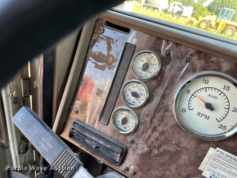 image for item OM9582 2007 International 9400i semi truck