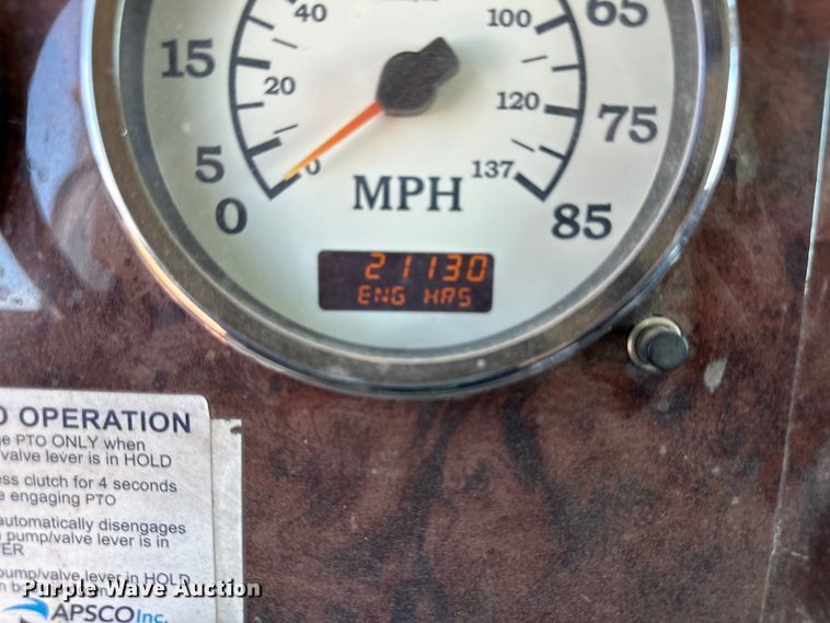 image for item OM9582 2007 International 9400i semi truck