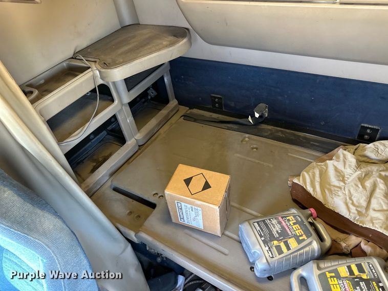 image for item OM9582 2007 International 9400i semi truck