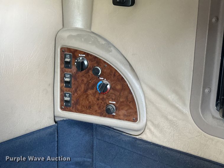 image for item OM9582 2007 International 9400i semi truck