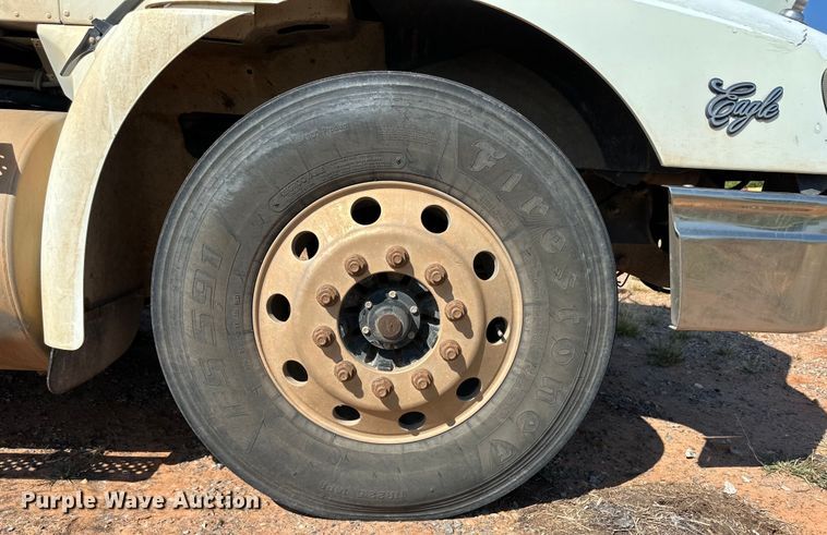 image for item OM9582 2007 International 9400i semi truck