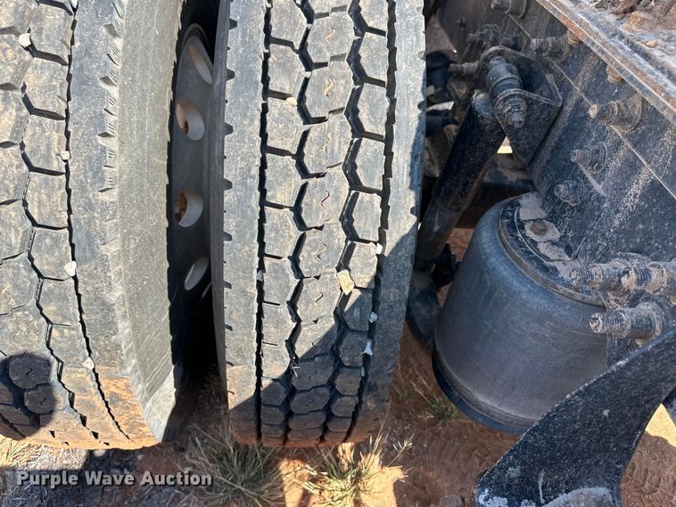 image for item OM9582 2007 International 9400i semi truck