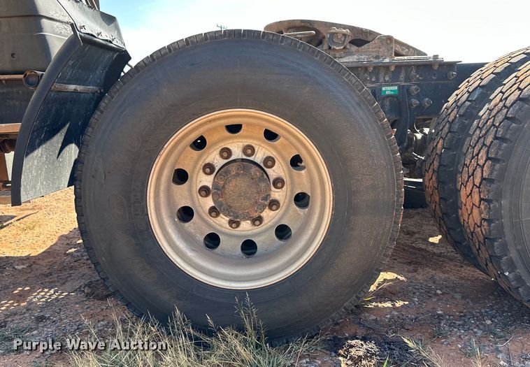 image for item OM9582 2007 International 9400i semi truck