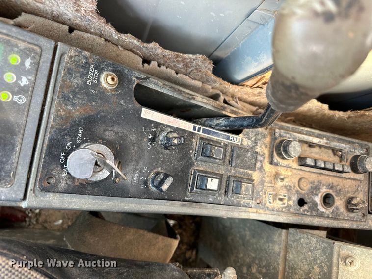 image for item OM9600 MDI Yutani MD320BLC excavator