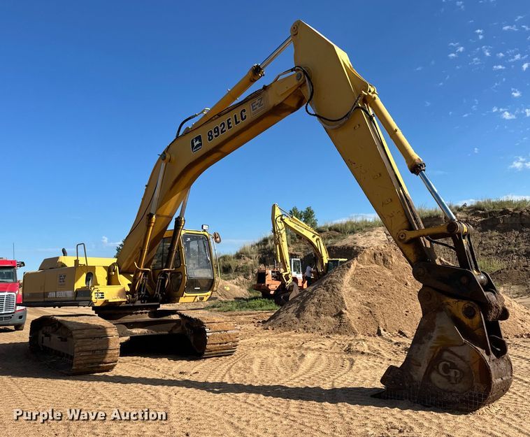image for item OM9602 1997 John Deere 892E LC excavator
