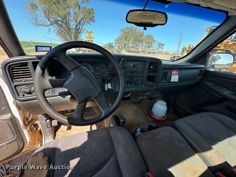 image for item DG4482 2005 Chevrolet Silverado 1500 pickup truck